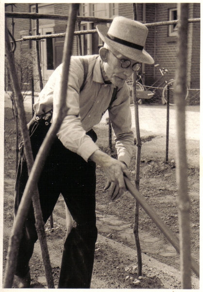 henk__h.f.__van_ark__smid__in_zijn_tuin.jpg