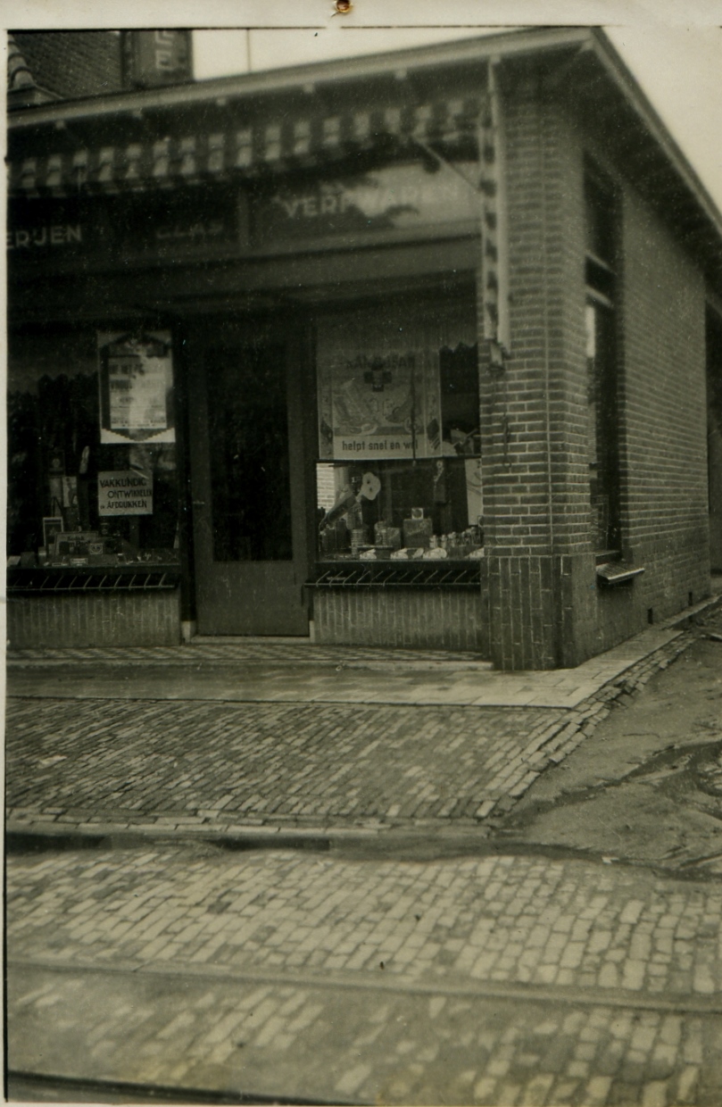 de_later_aangebouwde_drogisterijwinkel__nu_dorpsstraat_9.jpg